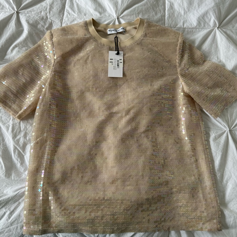 The brusa has sequins.